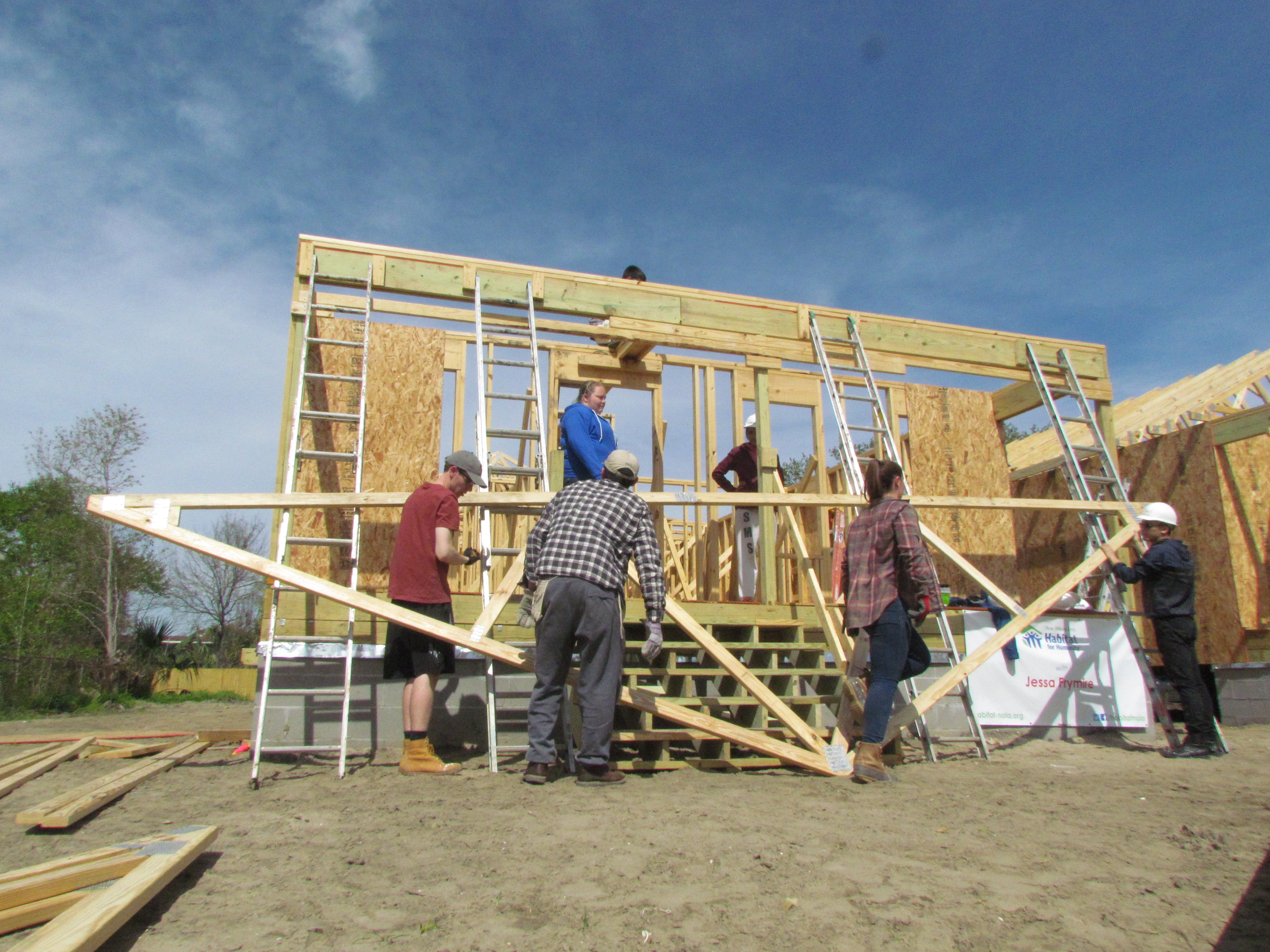 Volunteers lifting a truss during Alternative Spring Break 2019.